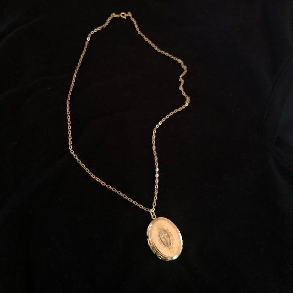 Golden locket - Picture 3 of 3
